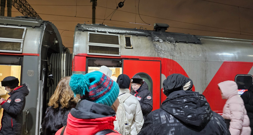 Выкупила нам с сыном все купе, а проводница взяла и посадила к нам трех вахтовиков - это что за новые правила от РЖД