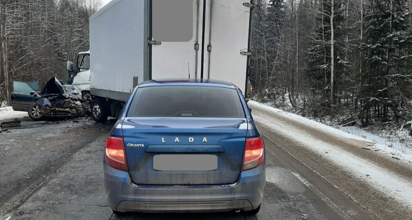 Один человек погиб в тройном ДТП с грузовиком на трассе в Оричевском районе