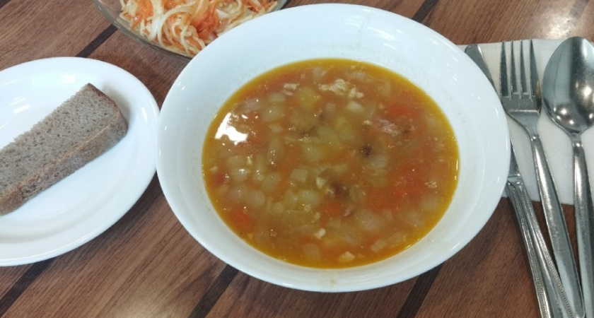 Когда солить суп - в процессе варки или в тарелке? Опытный шеф-повар поставил точку