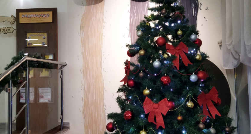 Шары и мишура уходят в прошлое: 3 самых актуальных способа украсить новогоднюю ёлку в этом сезоне