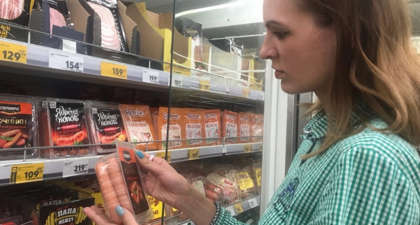 В составе сосисок этого быть не должно - вот куда смотреть на упаковке. В Роскачестве все объяснили