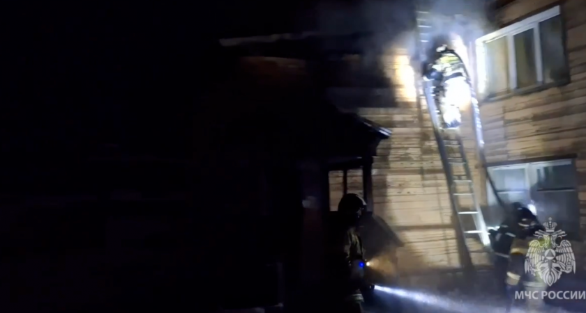 Ночной пожар в Орлове: спасатели вывели из горящего дома четырех человек