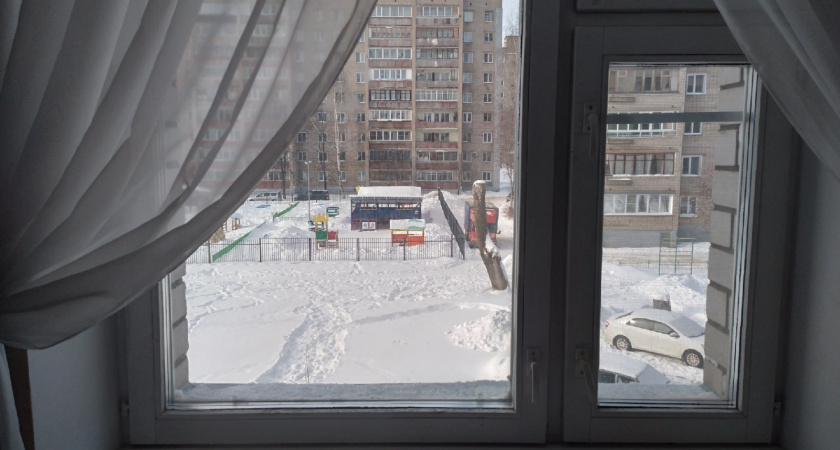 Насмотрелся на соседей и теперь сам клею на окна пузырьковую пленку - гениальный лайфхак