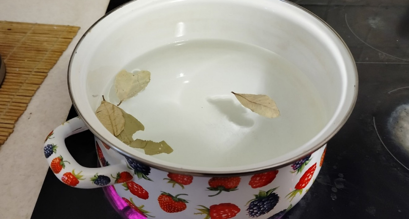 Как снять "шкурку" с сардельки в натуральной оболочке - школьный повар показала хитрость