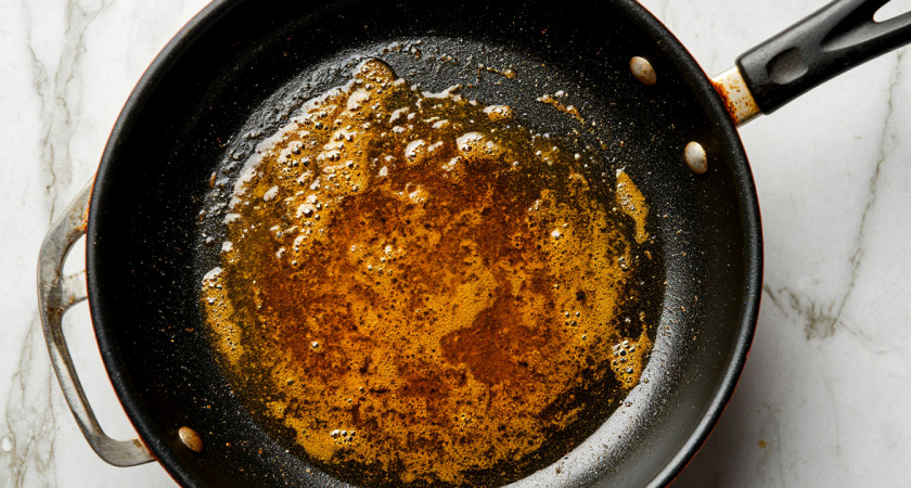 Два пакетика заливаю кипятком, и сковородка как новая: от жира и нагара не остается и следа