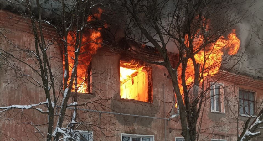 Названа причина пожара на улице Мира в Слободском, жители остались без крова