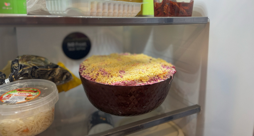 Выглядит нормально, пахнет нормально — а есть нельзя: как понять, что салат с майонезом пора выбрасывать