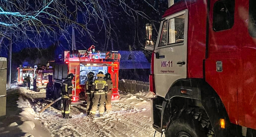 Кирово-чепецкие спасатели боролись с мощным пожаром в микрорайоне Каринторф