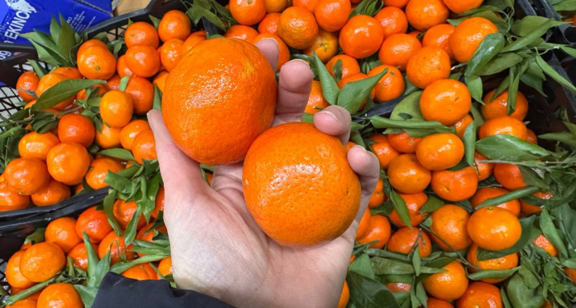 Съеда мандаринки, а кожуру прячу подальше: ароматные "отходы" решают сразу 2 проблемы в быту