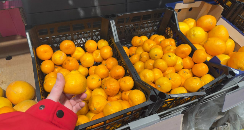 Смотрим на пупок и кожуру: как выбрать сладкие мандарины, не пробуя: советы для похода в магазин