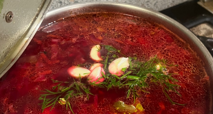 Не суп со свеклой, а рубиновый борщ - вот как сохранить цвет: шеф-повар раскрыл секрет - не побелеет