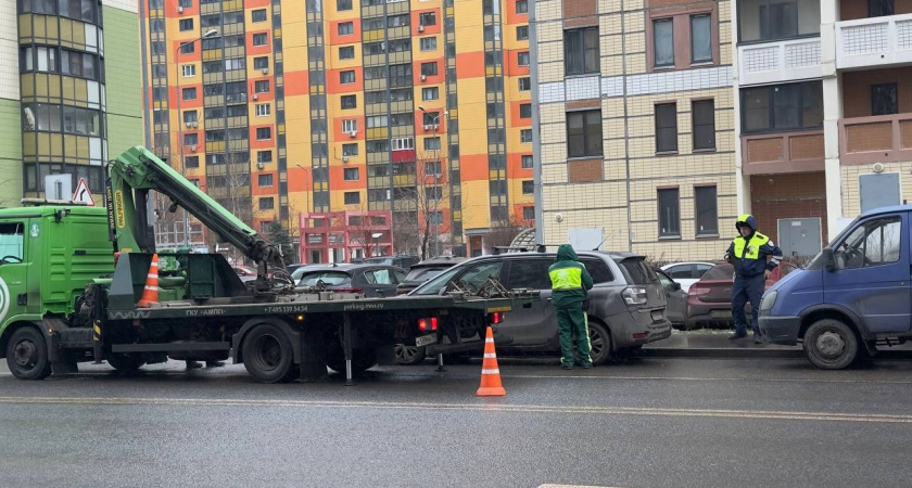 Инспектор остановил и просит документы: не лезьте в бардачок первым делом. Юристы объясняют, что делать вместо этого