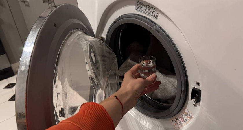 Лью рюмку в барабан — и стиралка шипит от стерильности: ошметки грязи и плесени несутся в канализацию со свистом