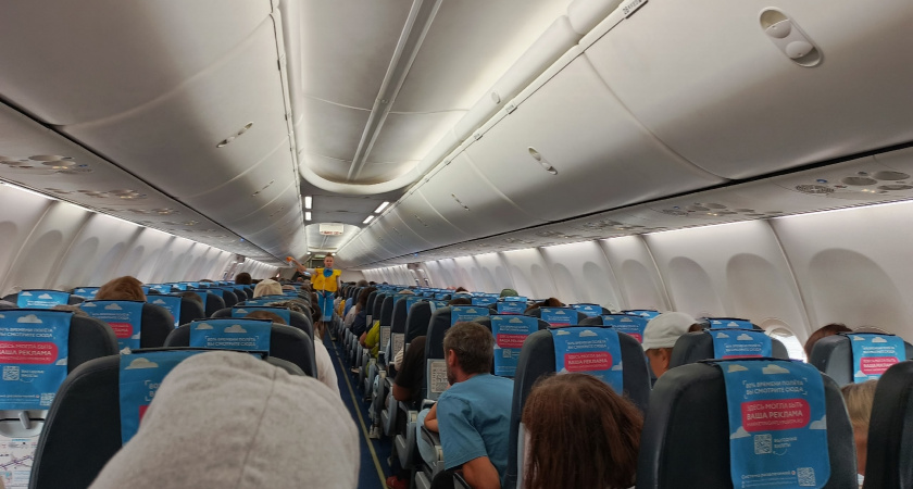 Почему окна в самолете не совпадают с креслами?