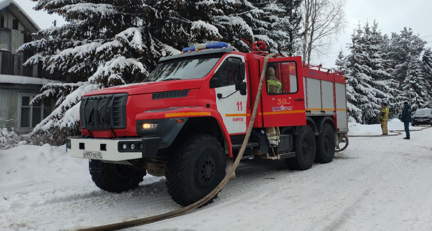В Кирово-Чепецком районе тушили вспыхнувшую в гараже машину, пострадал человек