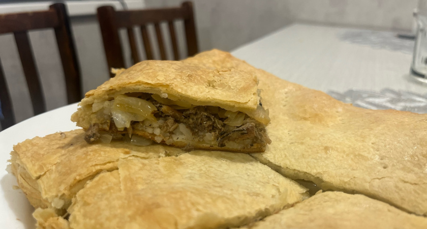 Сытнее пиццы, проще пирога. Мой любимый рецепт королевской ватрушки с мясом для ленивых гурманов