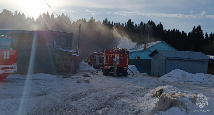 Один человек пострадал при пожаре, охватившем дом и баню под Санчурском