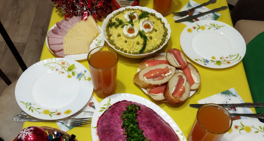 Как сделать лук в салате мягким и вкусным, чтобы он не испортил блюдо на следующий день: салат простоит до 3 января