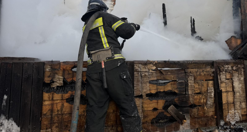 Мощный пожар уничтожил четырехквартирный жилой дом под Кирово-Чепецком