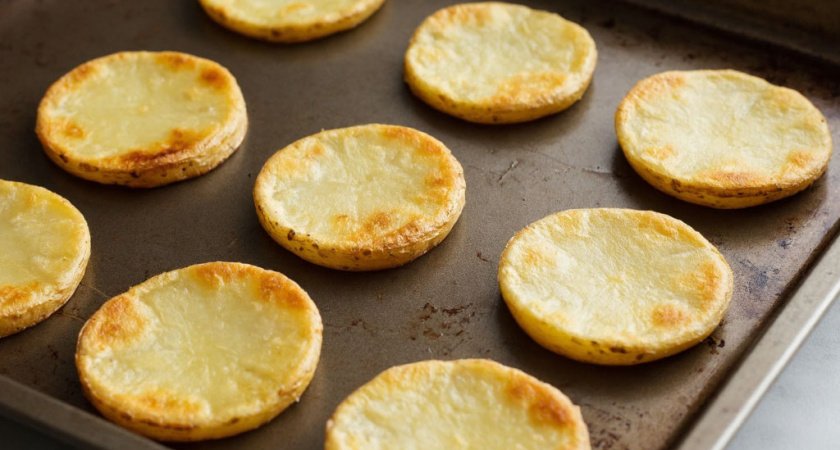 Научили печь "плоскую" картошку: в праздники ни одной картошины не остается. Отличный гарнир и закуска - красиво и вкусно