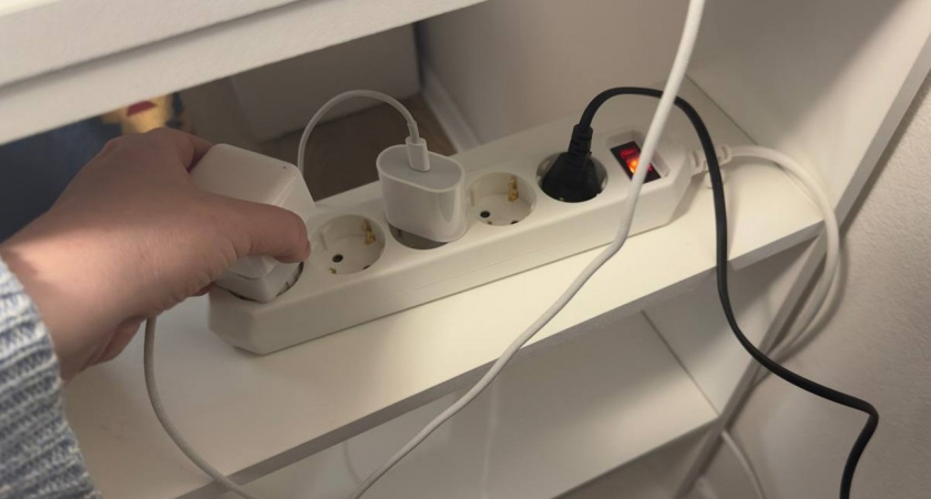 Оставленный в розетке зарядник "жрет" электричество? Запомните раз и на всю жизнь