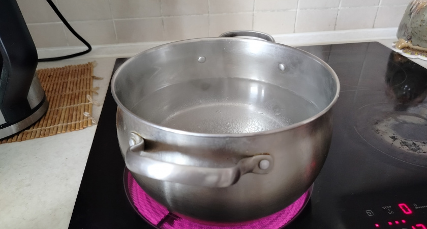 Всегда натираю кастрюлю чесноком перед варкой супа: секрет матерых поваров