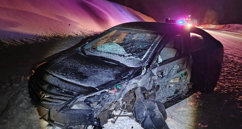 Шесть человек пострадали при столкновении трех машин на трассе "Вятка"