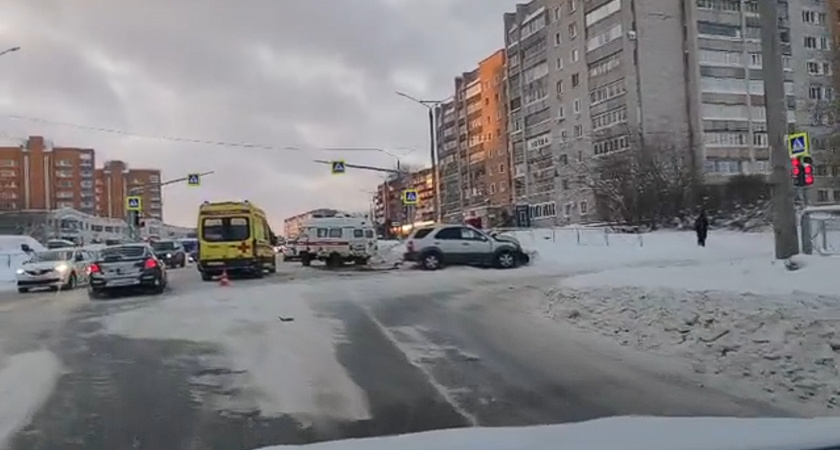 В Кирово-Чепецке карета скорой помощи столкнулась с легковушкой и опрокинулась