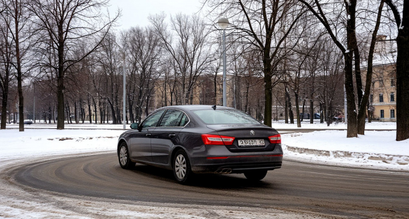Какой поворотник нужно включать при заезде на кольцо: в ГАИ разъяснили все нюансы