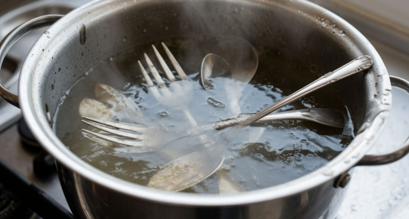 В советских столовых всегда кипятили вилки и ложки - и вот зачем. О таком вы точно не догадывались