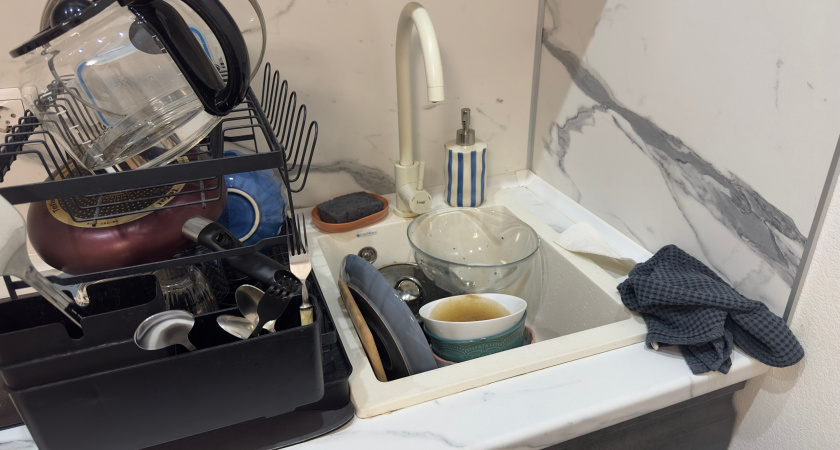 Теперь не сливаю тонны воды, смывая моющее средство с посуды - делюсь методом "2 тазика"