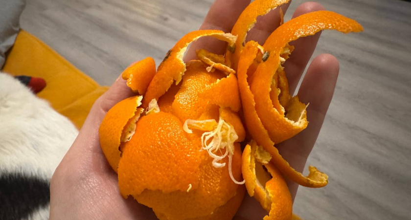 Мандариновые корки заливаю кипятком — и весь январь не нарадуюсь своей хитрости: рабочий лайфхак для хозяек