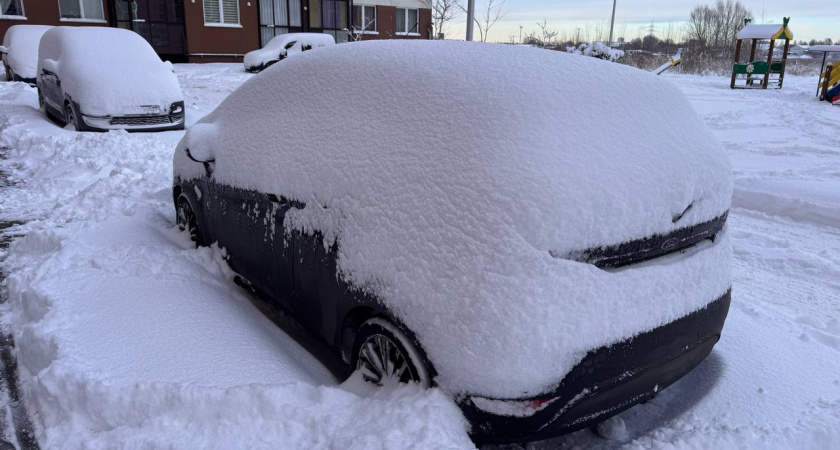 Снег на машине - путь к штрафам: вот какие места на авто надо чистить, чтобы не нарваться на гнев сотрудника ГАИ