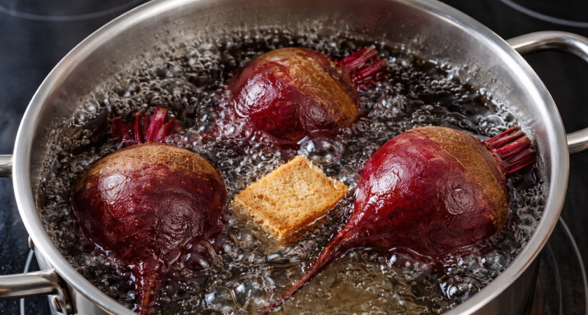 Не варю свеклу часами — хватает и 15 минут: есть одна хитрость при варке — выходит вкуснее, сочнее и без запаха на весь дом