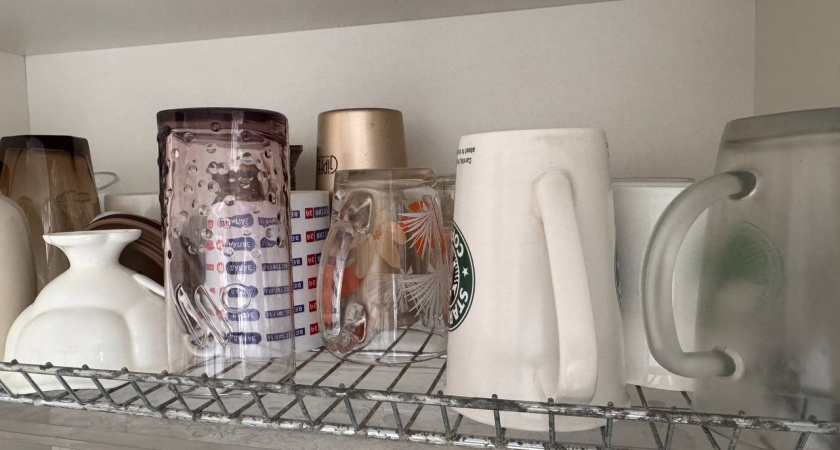 Нашла простой способ убрать слой клея от наклейки с посуды и не только: делюсь лайфхаком