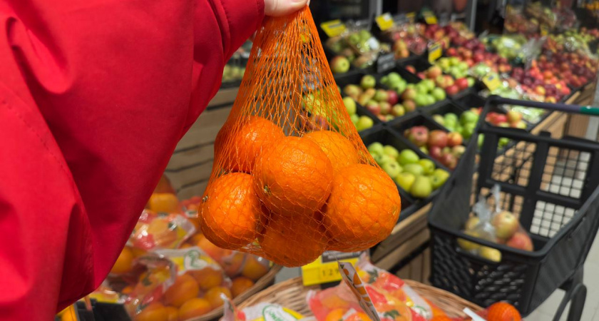 Смотрим на пупок и кожуру: как выбрать сладкие мандарины, не пробуя: советы для похода в магазин