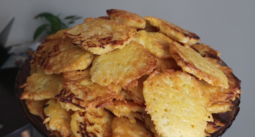 Что добавляю в тертую картошку, чтобы она не потемнела: секрет идеальных драников