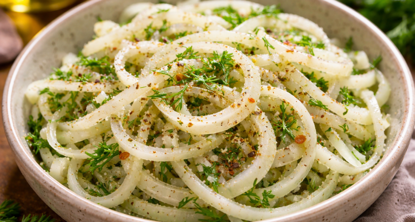 Мариную лук без едкого уксуса: рецепт узнала в Адлере - съедается быстрее мяса за 1 минуту