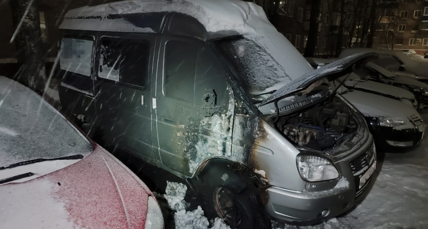 В Кирово-Чепецке на проспекте Мира полыхала "Газель"