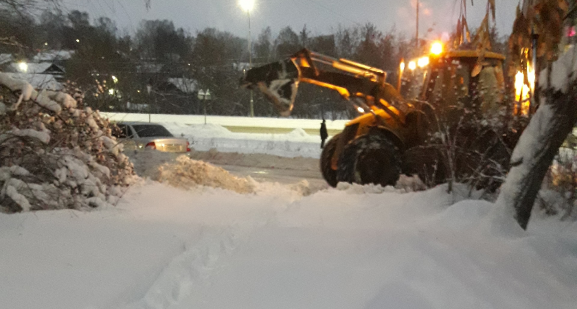 "Две недели ходим по козьим тропам!": чепчане жалуются на качество уборки снега в городе