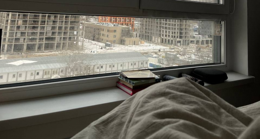 Приклеила ленту за 5 минут — и забыла, что такое сквозняк: у окна теперь тепло даже в лютый мороз