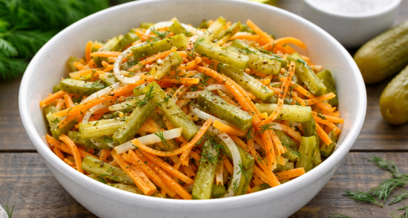 Беру горсть соленых огурцов и немного сырой моркови: готовлю необычную закуску - быстро, вкусно и сытно