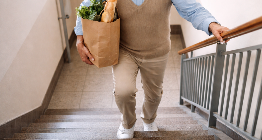 Научил родителей легко подниматься по крутой лестнице: пенсионеры теперь доходят до 5-го этажа без остановок и одышки