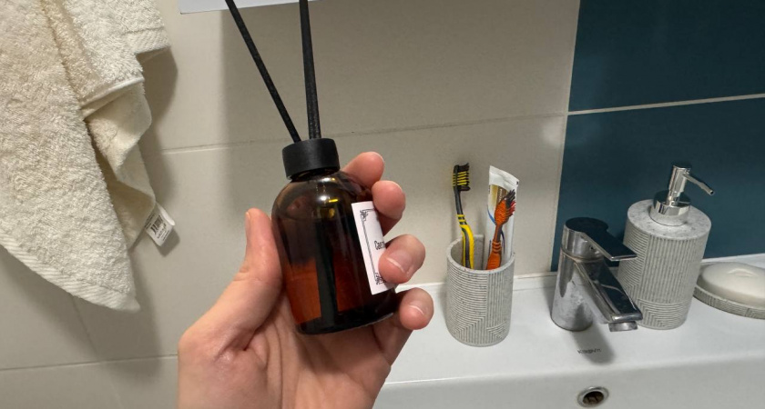 Выкинула все покупные диффузоры: теперь всегда ставлю стаканчик с солью в каждой комнате - лайфхак от горничной