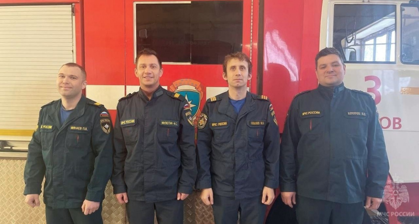 В Кирове огнеборцы вывели из дыма женщину с сыном и их питомца