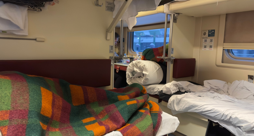 Уступил нижнее место симпатичной девушке, еще и остался виноват – вот почему больше не уступаю