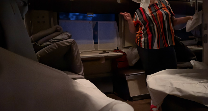 Старушка с верхней полки в поезде решила воспользоваться столом, а пассажиры на нижних полках ещё спали - чем все закончилось