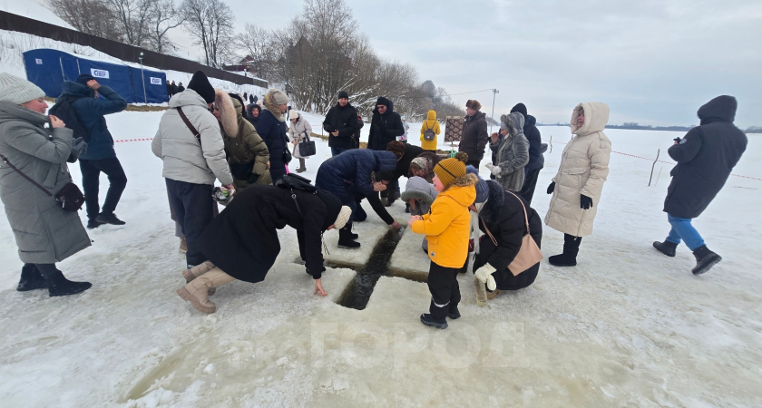 Православные жители Кирово-Чепецка встретили праздник Крещения Господня: фоторепортаж 