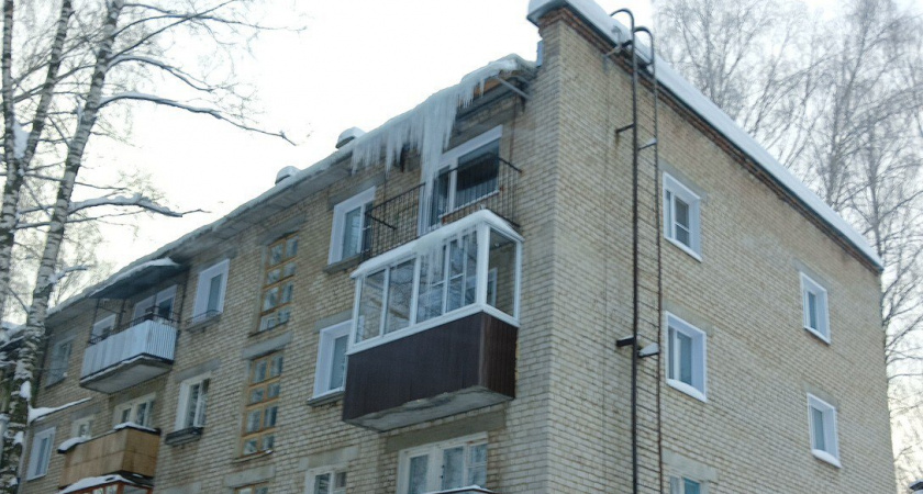 Власти Кирово-Чепецка велели шести управляющим компаниям убрать сосульки с крыш
