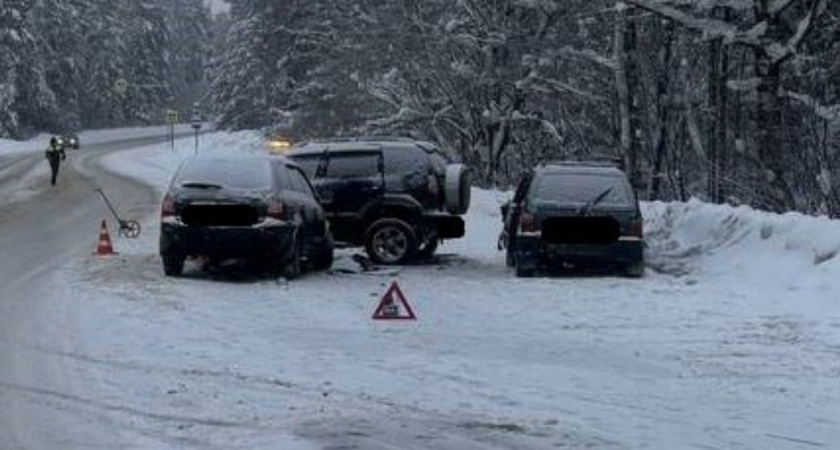 В утренней тройной аварии под Кирово-Чепецком пострадал человек